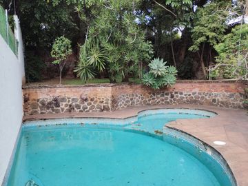 Venta De Casa Con Alberca Y Muy Bien Ubicada En Delicias, Cuernavaca