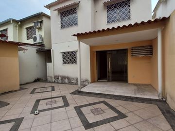 VENTA DE LINDA Y ACOGEDORA  CASA DE 2 PISOS EN URBANIZACION SAN FELIPE NORTE DE GUAYAQUIL