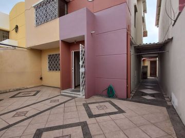 VENTA DE LINDA Y ACOGEDORA  CASA DE 2 PISOS EN URBANIZACION SAN FELIPE NORTE DE GUAYAQUIL