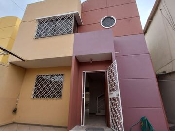 VENTA DE LINDA Y ACOGEDORA  CASA DE 2 PISOS EN URBANIZACION SAN FELIPE NORTE DE GUAYAQUIL