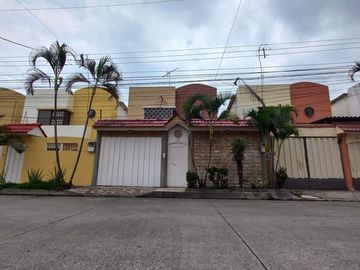 VENTA DE LINDA Y ACOGEDORA  CASA DE 2 PISOS EN URBANIZACION SAN FELIPE NORTE DE GUAYAQUIL