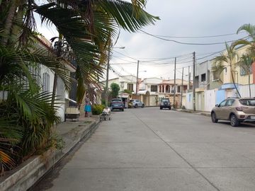 VENTA DE LINDA Y ACOGEDORA  CASA DE 2 PISOS EN URBANIZACION SAN FELIPE NORTE DE GUAYAQUIL
