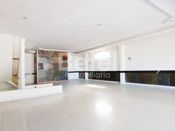 En Venta Casa Comercial en la mejor zona turística de Cuenca solo a 5 pasos del mirador de Turi