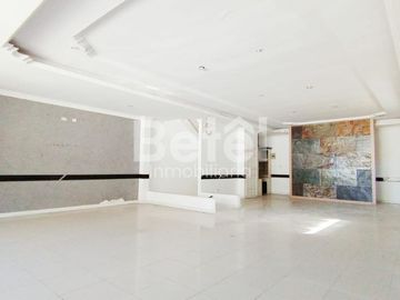 En Venta Casa Comercial en la mejor zona turística de Cuenca solo a 5 pasos del mirador de Turi