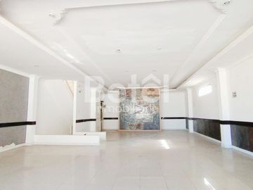 En Venta Casa Comercial en la mejor zona turística de Cuenca solo a 5 pasos del mirador de Turi