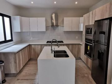 # Casa Amueblada en Residencial Dolores, 3 Pisos, 5 Recámaras. Pachuca, Hidalgo