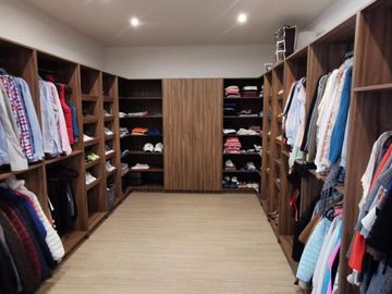 # Casa Amueblada en Residencial Dolores, 3 Pisos, 5 Recámaras. Pachuca, Hidalgo