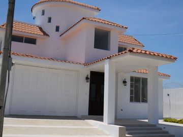 Casa de venta en urbanización en manta zona sur