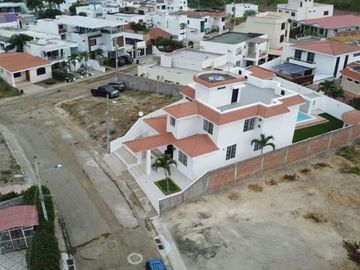 Casa de venta en urbanización en manta zona sur