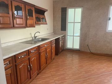 CASA A PIE DE CALLE COL. LA PAZ EXCELENTE PARA INVERSIONISTAS