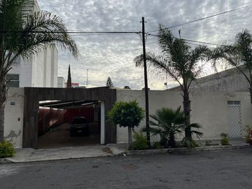 CASA A PIE DE CALLE COL. LA PAZ EXCELENTE PARA INVERSIONISTAS