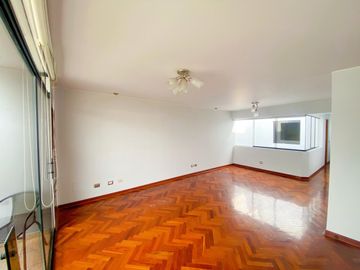 Venta de cómodo departamento en San Borja - Pentagonito