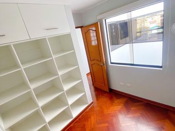 Venta de cómodo departamento en San Borja - Pentagonito