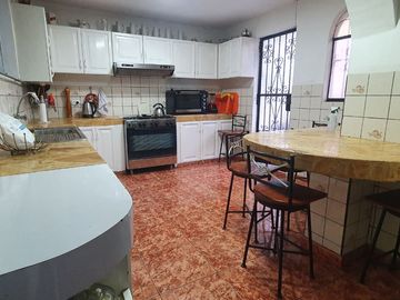 VENDO CASA CON 4 DEPARTAMENTOS -RENTA GARANTIZADA - SURCO