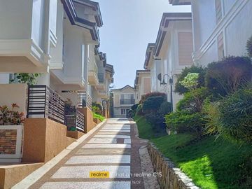 Villa Type Condo with parking for sale in Tagaytay Cavite, Tagaytay Hampton Villas