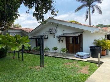 venta casa de un piso al frente del lago de la babilla - ciudad jardín.