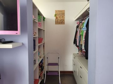 VENTA DE MODERNA CASA DE 4 DORMITORIOS, COCHERA CON MINI FLAT EN SURCO