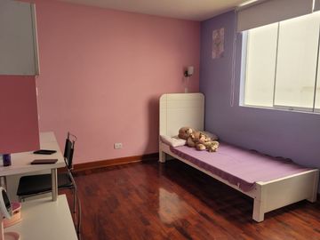 VENTA DE MODERNA CASA DE 4 DORMITORIOS, COCHERA CON MINI FLAT EN SURCO