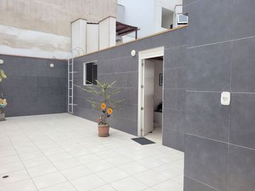 VENTA DE MODERNA CASA DE 4 DORMITORIOS, COCHERA CON MINI FLAT EN SURCO
