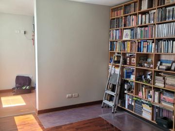 VENTA DE MODERNA CASA DE 4 DORMITORIOS, COCHERA CON MINI FLAT EN SURCO