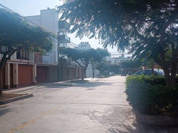 VENTA DE MODERNA CASA DE 4 DORMITORIOS, COCHERA CON MINI FLAT EN SURCO