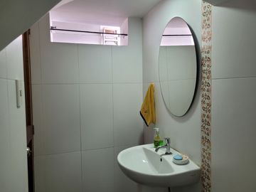 VENTA DE MODERNA CASA DE 4 DORMITORIOS, COCHERA CON MINI FLAT EN SURCO