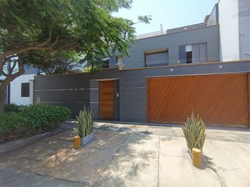 VENTA DE MODERNA CASA DE 4 DORMITORIOS, COCHERA CON MINI FLAT EN SURCO