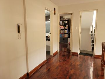 VENTA DE MODERNA CASA DE 4 DORMITORIOS, COCHERA CON MINI FLAT EN SURCO