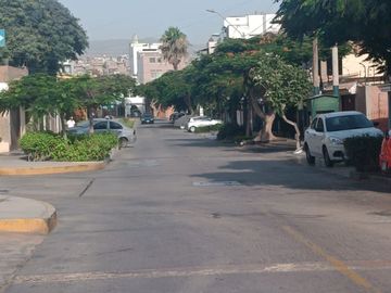 VENTA DE MODERNA CASA DE 4 DORMITORIOS, COCHERA CON MINI FLAT EN SURCO