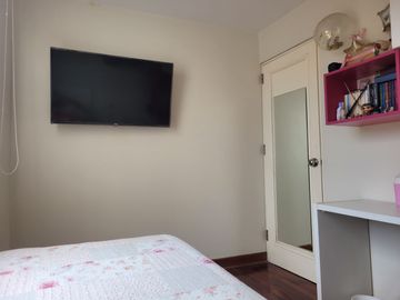 VENTA DE MODERNA CASA DE 4 DORMITORIOS, COCHERA CON MINI FLAT EN SURCO