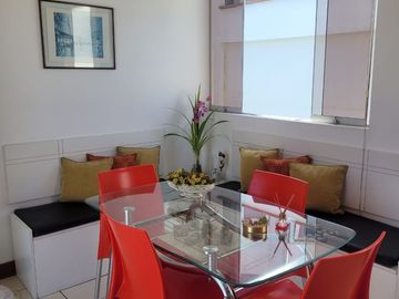 VENTA DE MODERNA CASA DE 4 DORMITORIOS, COCHERA CON MINI FLAT EN SURCO