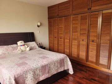 VENTA DE MODERNA CASA DE 4 DORMITORIOS, COCHERA CON MINI FLAT EN SURCO