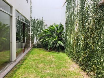 VENTA DE MODERNA CASA DE 4 DORMITORIOS, COCHERA CON MINI FLAT EN SURCO