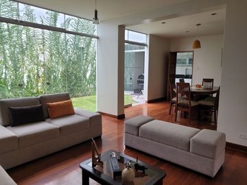 VENTA DE MODERNA CASA DE 4 DORMITORIOS, COCHERA CON MINI FLAT EN SURCO