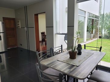 VENTA DE MODERNA CASA DE 4 DORMITORIOS, COCHERA CON MINI FLAT EN SURCO