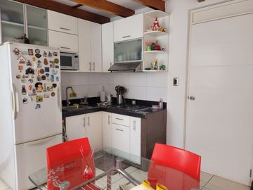VENTA DE MODERNA CASA DE 4 DORMITORIOS, COCHERA CON MINI FLAT EN SURCO