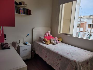 VENTA DE MODERNA CASA DE 4 DORMITORIOS, COCHERA CON MINI FLAT EN SURCO