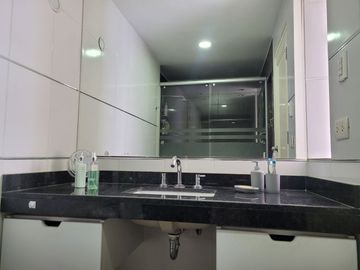 VENTA DE MODERNA CASA DE 4 DORMITORIOS, COCHERA CON MINI FLAT EN SURCO
