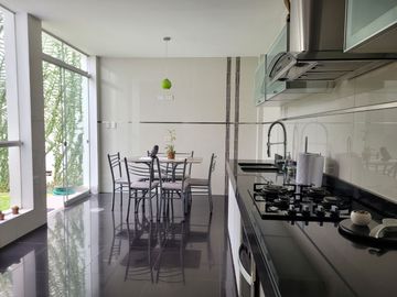VENTA DE MODERNA CASA DE 4 DORMITORIOS, COCHERA CON MINI FLAT EN SURCO