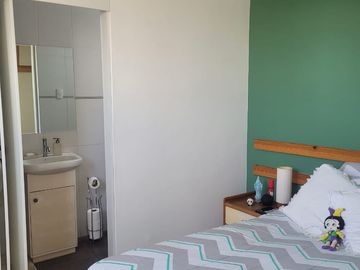 VENTA DE MODERNA CASA DE 4 DORMITORIOS, COCHERA CON MINI FLAT EN SURCO