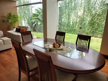 VENTA DE MODERNA CASA DE 4 DORMITORIOS, COCHERA CON MINI FLAT EN SURCO