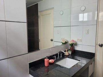 VENTA DE MODERNA CASA DE 4 DORMITORIOS, COCHERA CON MINI FLAT EN SURCO