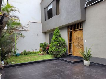 VENTA DE MODERNA CASA DE 4 DORMITORIOS, COCHERA CON MINI FLAT EN SURCO