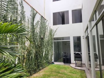 VENTA DE MODERNA CASA DE 4 DORMITORIOS, COCHERA CON MINI FLAT EN SURCO