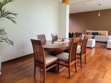 VENTA DE MODERNA CASA DE 4 DORMITORIOS, COCHERA CON MINI FLAT EN SURCO