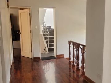 VENTA DE MODERNA CASA DE 4 DORMITORIOS, COCHERA CON MINI FLAT EN SURCO