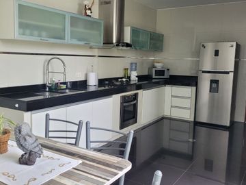 VENTA DE MODERNA CASA DE 4 DORMITORIOS, COCHERA CON MINI FLAT EN SURCO