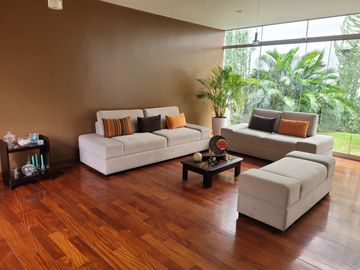 VENTA DE MODERNA CASA DE 4 DORMITORIOS, COCHERA CON MINI FLAT EN SURCO