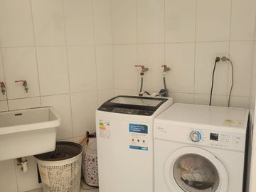 VENTA DE MODERNA CASA DE 4 DORMITORIOS, COCHERA CON MINI FLAT EN SURCO