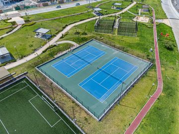Casa en venta con alberca y canchas de tenis, cerca de Cuernavaca